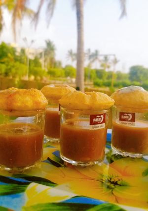 A picture of Gol gappay (pani puri).