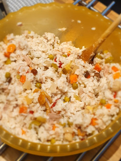 A picture of Tuna rice salad.