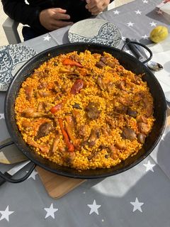 Una foto de Paella de arroz y conejo