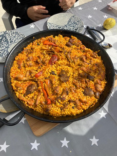 Una foto de Paella de arroz y conejo