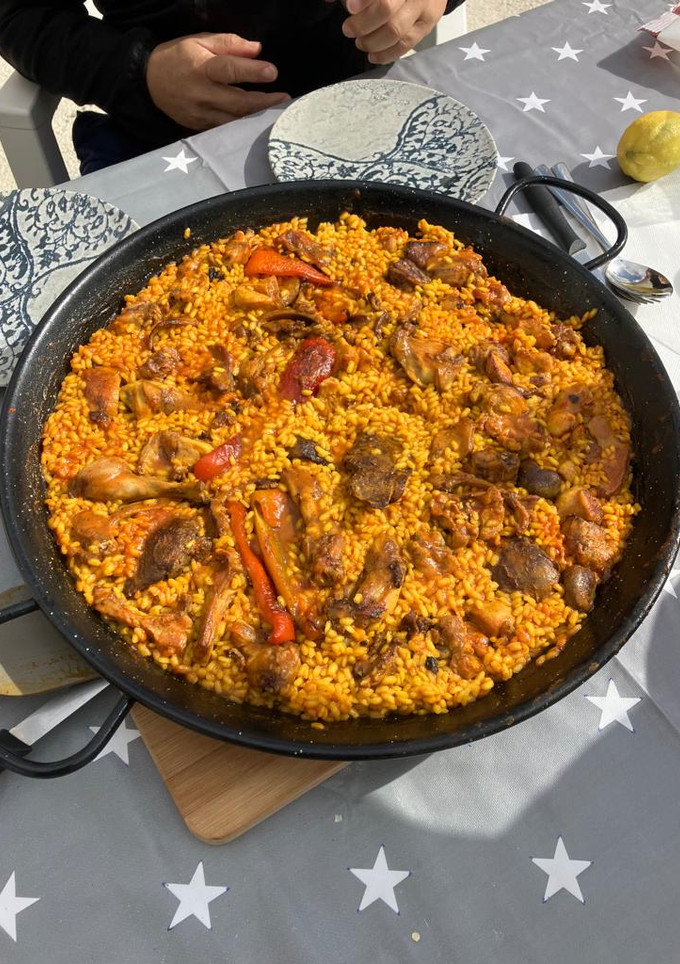 Una foto de Paella de arroz y conejo