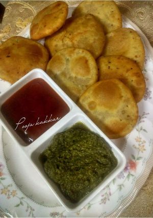 A picture of Chana dal kachori.