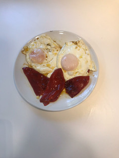 Una foto de Huevos de caserio con pimientos del piquillo (rica cena)