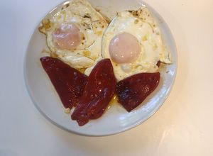 Foto principal de Huevos de caserio con pimientos del piquillo (rica cena)