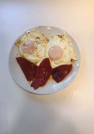 Una foto de Huevos de caserio con pimientos del piquillo (rica cena)