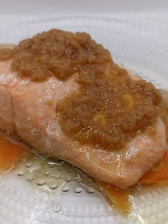 Una foto de Salmón a la plancha con vinagreta de frutos secos