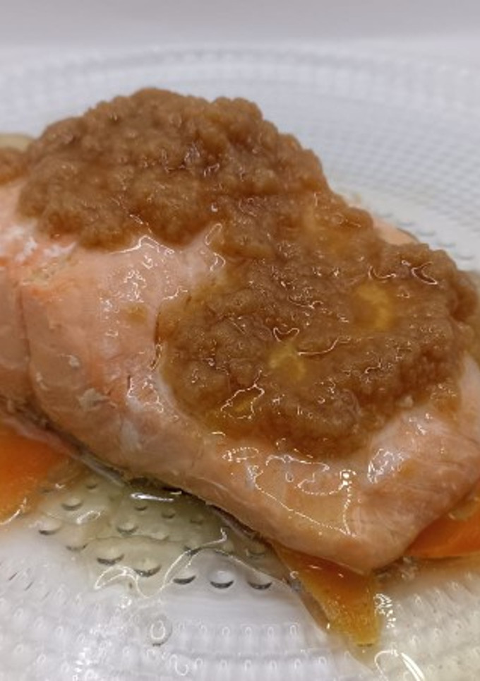 Una foto de Salmón a la plancha con vinagreta de frutos secos