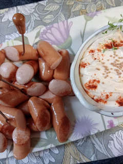 Una foto de Salchichas con salsa de yogurt
