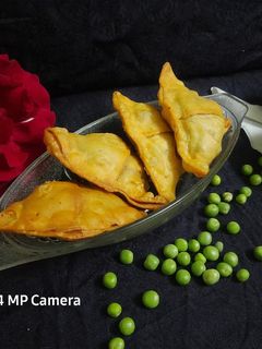 સમોસા (Samosa Recipe In Gujarati) રેસીપી મુખ્ય ફોટો