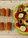 Croquetas de aguacates y ensalada de brotes con minis