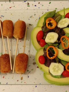 Una foto de Croquetas de aguacates y ensalada de brotes con minis