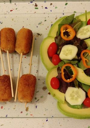 Foto principal de Croquetas de aguacates y ensalada de brotes con minis