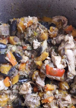 Una foto de Verduras salteadas como pollo y trocitos de bondiola