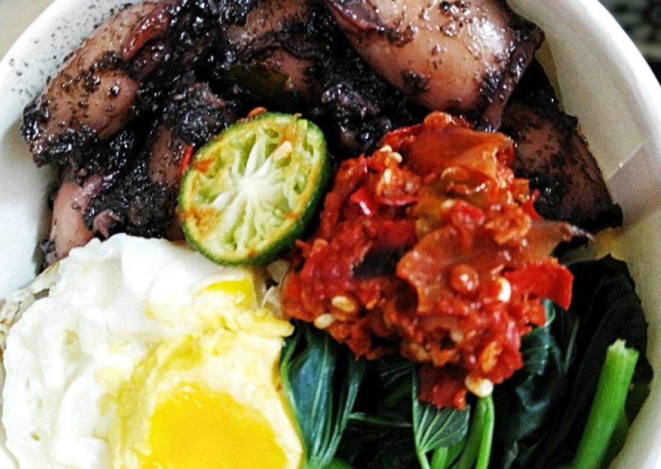 Nasi hitam dengan cumi