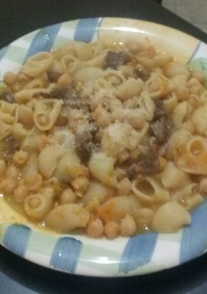 Una foto de Guiso de garbanzos y fideos🙈👍