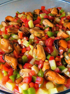 Una foto de Ensalada de mejillones y vegetales