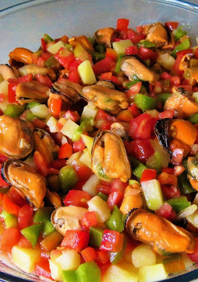Una foto de Ensalada de mejillones y vegetales