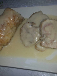 Una foto de Muslos de pollo relleno en salsa de cebolla