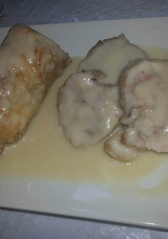Una foto de Muslos de pollo relleno en salsa de cebolla