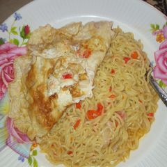 A picture of Indomie en fry egg.