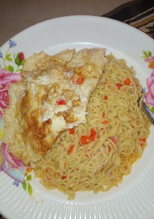A picture of Indomie en fry egg.