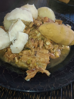 Una foto de Tollos con papas batata y pella de gofio & plátano.Canario Solé