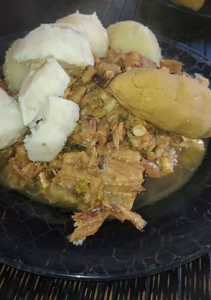 Una foto de Tollos con papas batata y pella de gofio & plátano.Canario Solé