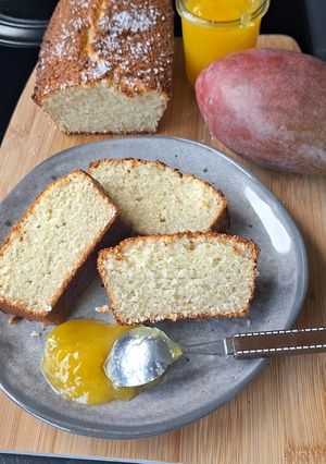 Une photo de Cake ricotta, noix de coco et confiture à la mangue