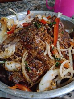 Una foto de Carne al horno(lo acompañe con papas fritas)🥰