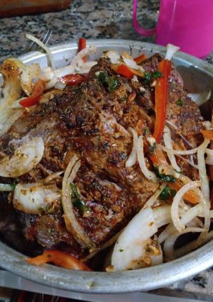 Una foto de Carne al horno(lo acompañe con papas fritas)🥰