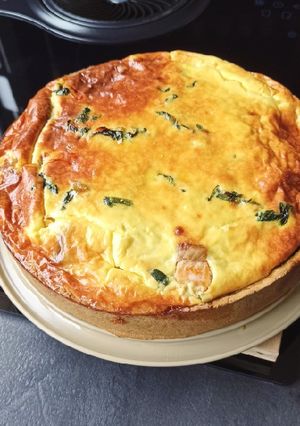Une photo de Quiche au saumon frais et pousses d'épinards