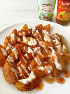 Una foto de Patatas salteadas con nata agria y salsa dulce de chile 🥔🍟