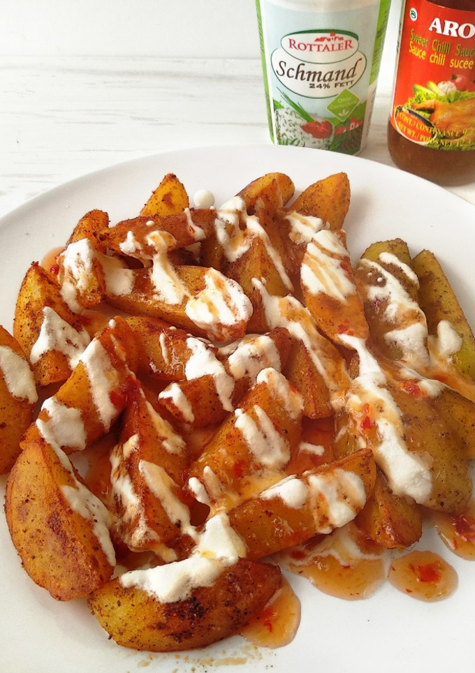 Una foto de Patatas salteadas con nata agria y salsa dulce de chile 🥔🍟