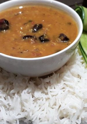 A picture of Khatti dal and white plain rice.