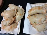 Una foto de relleno para empanada de pollo jugosas