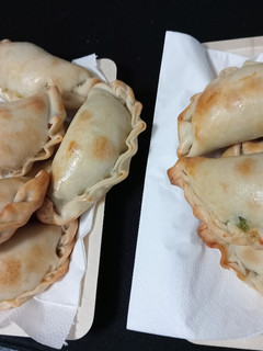 Una foto de Empanadas de pechuga de pollo, espinacas y mozzarella