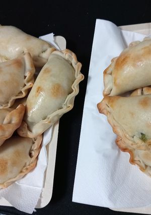 Una foto de Empanadas de pechuga de pollo, espinacas y mozzarella