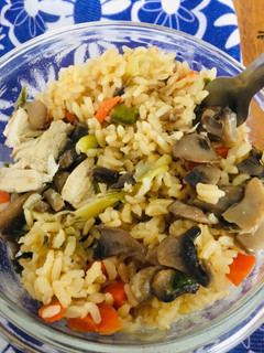Una foto de Arroz integral con pollo y verduras