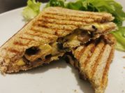 Une photo de croque monsieur cheddar