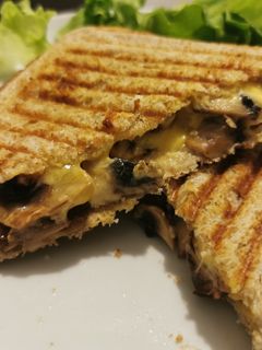 Une photo de Croque végétarien aux champignons et cheddar
