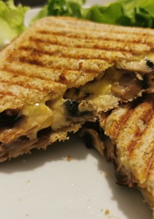 Une photo de Croque végétarien aux champignons et cheddar