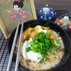 A picture of Ramen Mie Instant 😍.