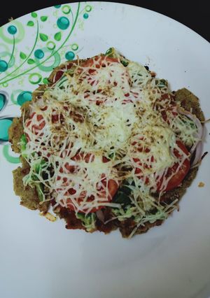 A picture of Palak paneer parathapizza.
