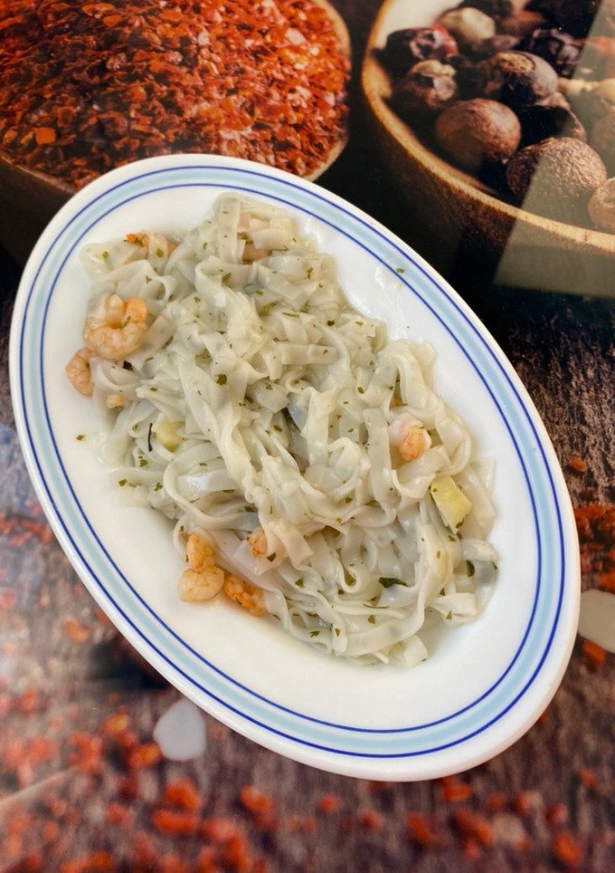 Una foto de Noodles de arroz con gambas