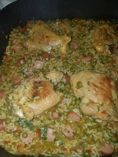 Una foto de Pollo con Arroz amarillo