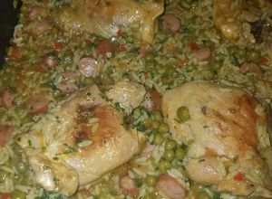 Una foto de Pollo con Arroz amarillo
