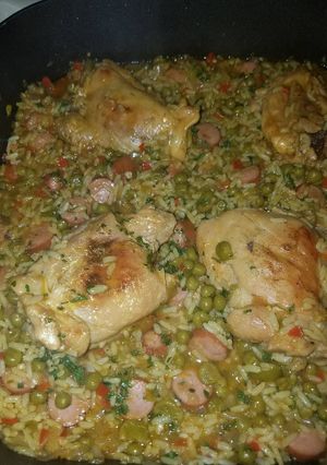 Una foto de Pollo con Arroz amarillo