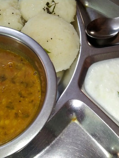 सूजी ओट्स इडली (sooji oats idli recipe in Hindi) रेसिपी मुख्य फोटो