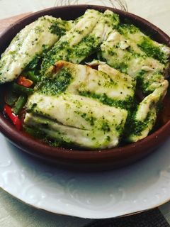 Una foto de Lubina al horno con verduras en lékué