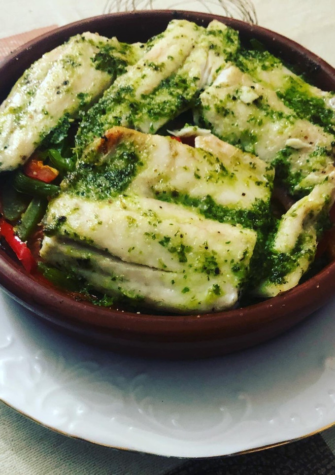 Una foto de Lubina al horno con verduras en lékué